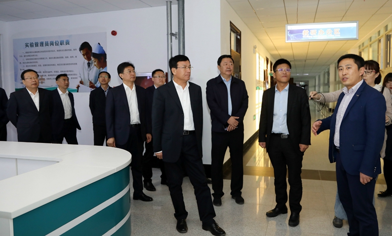 王鲁明到山东外事职业大学现场办公