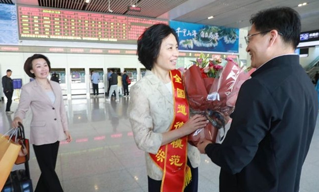 “全国道德模范”吕明玉载誉归来