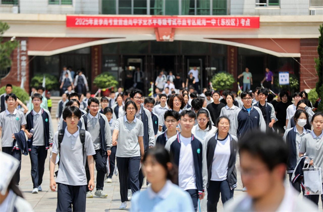 高考首日：学子逐梦，保障在线，亲情在场