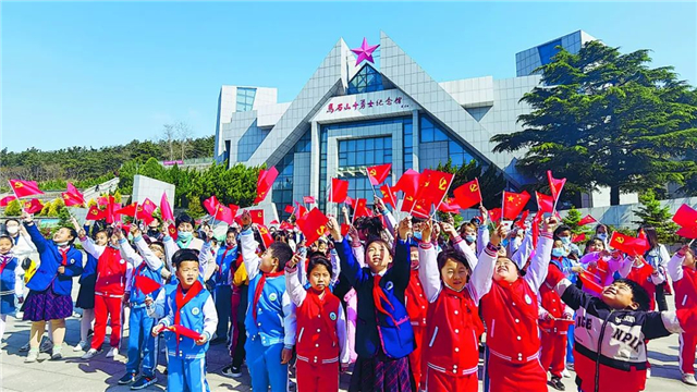 《中国国防报》聚焦马石山：让英雄旗帜飘扬在城市上空