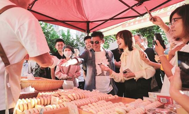 姜育恒打卡古陌早市并推介威海