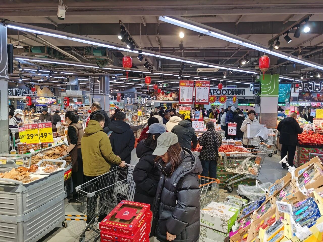 2026新春走基层丨除夕商超人潮涌 红红火火迎马年