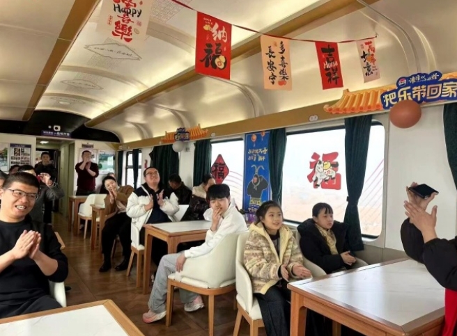 一路有戏！“齐鲁1号”文艺演出扮靓旅途