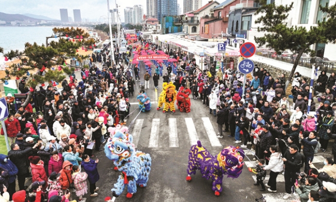 威海大活报上，机器人扭起秧歌闹元宵