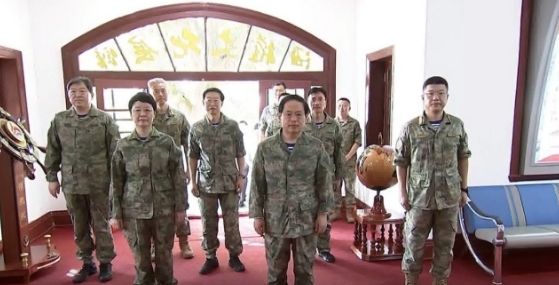市领导与部队官兵同过“军事日”