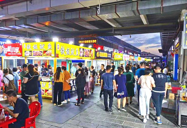 威海社会     博隆金街夜市自4月1日起开始营业,汇集着全国地方特色