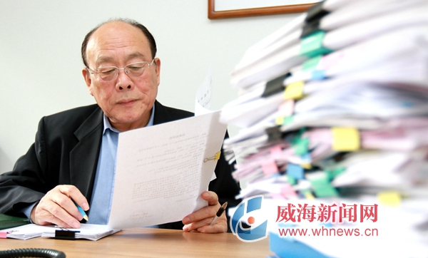 退休老院长 乐当“和事佬”