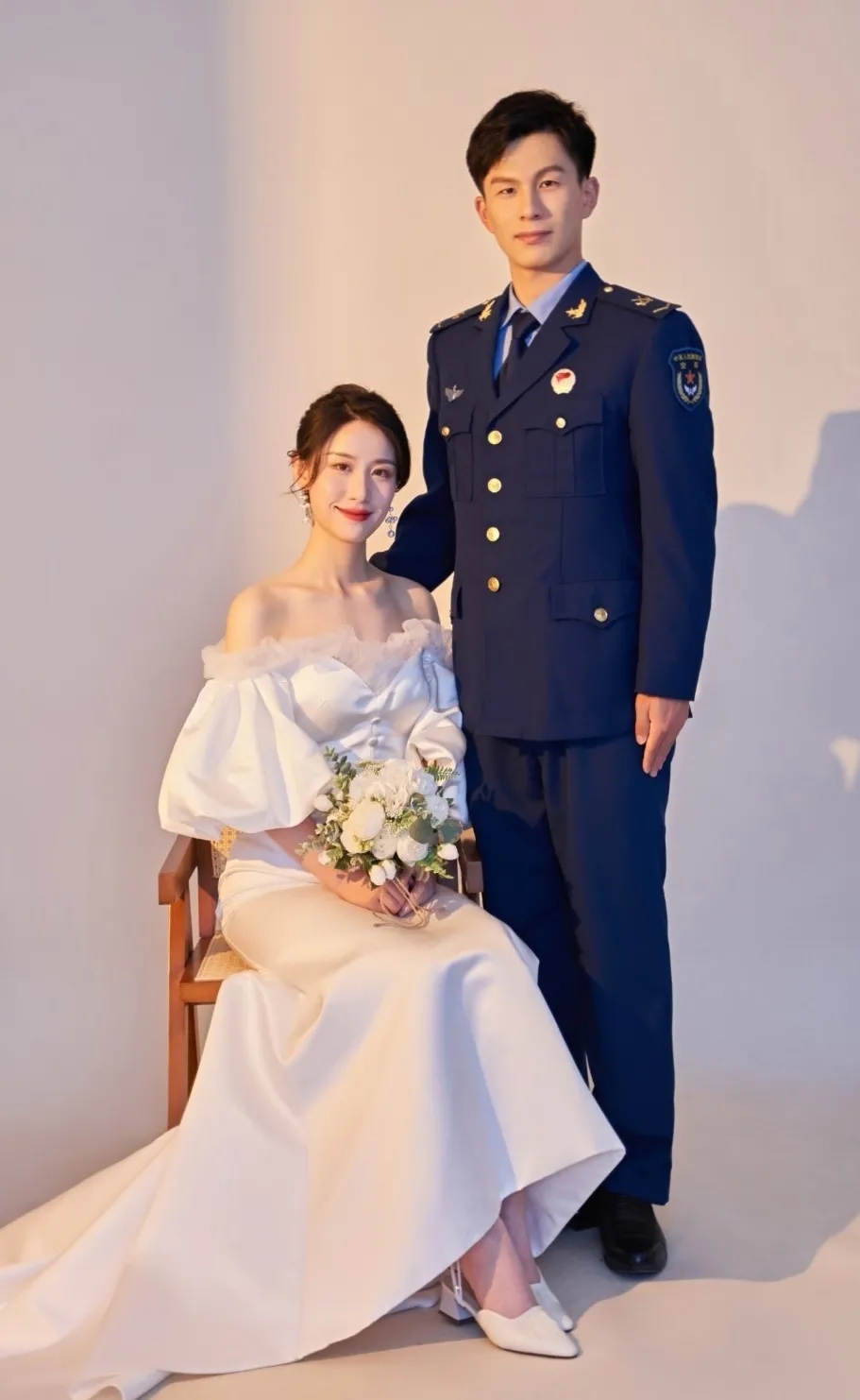 新郎刘卓坤是一名退伍军人 退役前是一名空军机务兵 新娘刘静