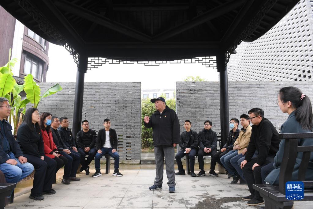 　　2021年4月11日，浙江诸暨枫桥镇魏廉村老党员魏杏根（中）在枫桥经验陈列馆的亭子内和年轻党员分享当年运用“枫桥经验”化解基层矛盾的故事。新华社记者 翁忻旸 摄