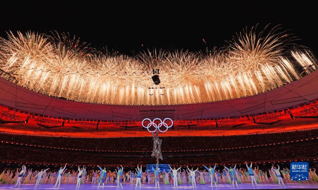 　　2022年2月20日晚，北京第二十四届冬季奥林匹克运动会闭幕式在国家体育场举行。这是焰火表演。新华社记者 曹灿 摄